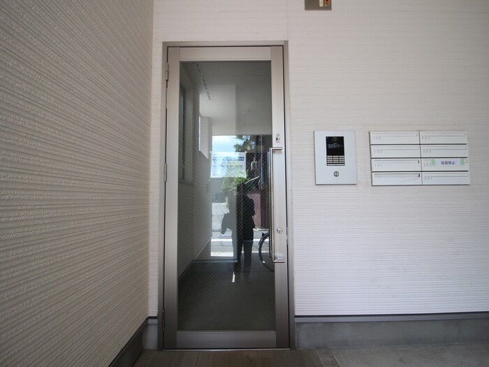 物件外観写真2　(エントランス部分)