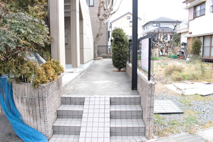 物件外観写真4　(エントランス部分)