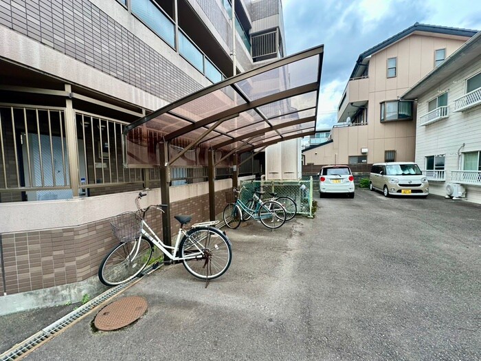物件外観写真4　(駐輪場)