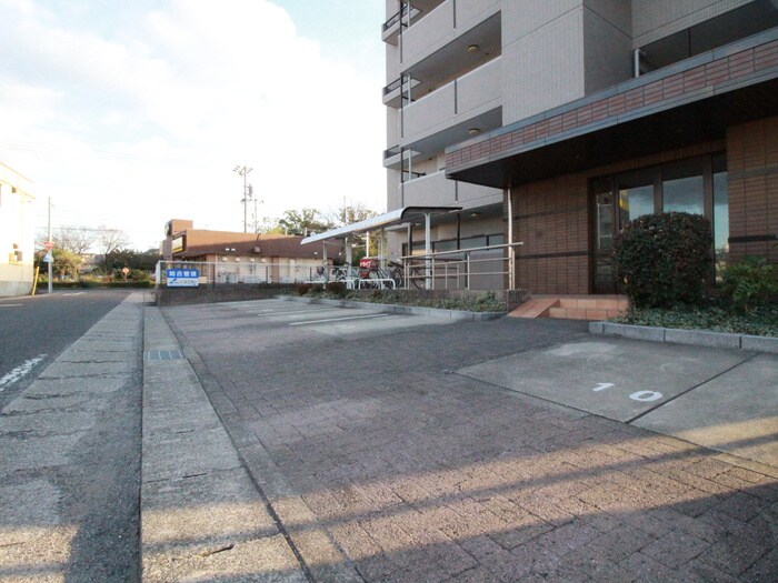 物件外観写真2　(駐車場)