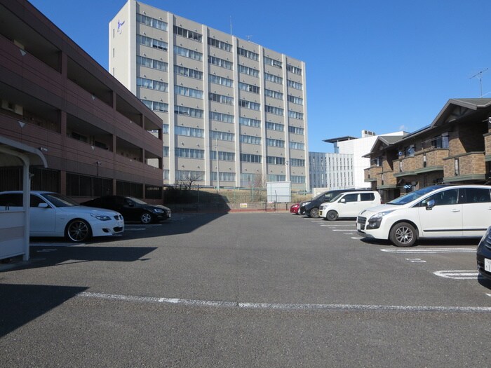 物件外観写真4　(駐車場)