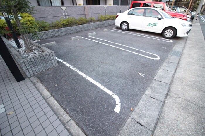 物件外観写真4　(駐車場)