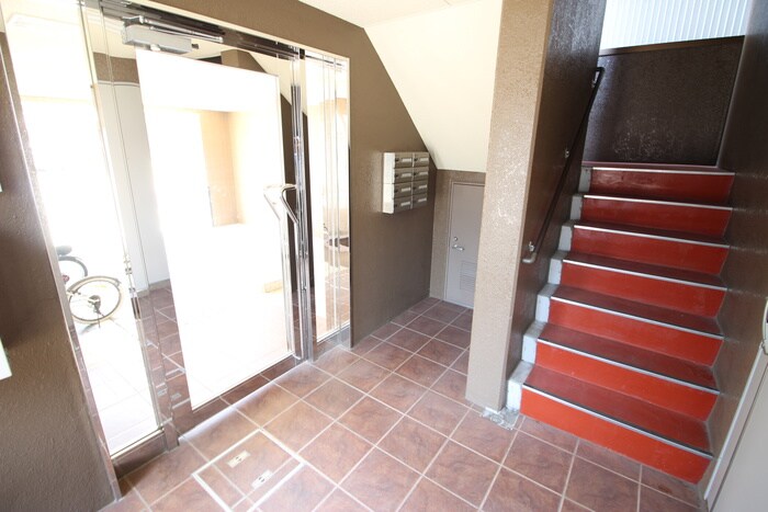 物件外観写真3　(エントランス部分)