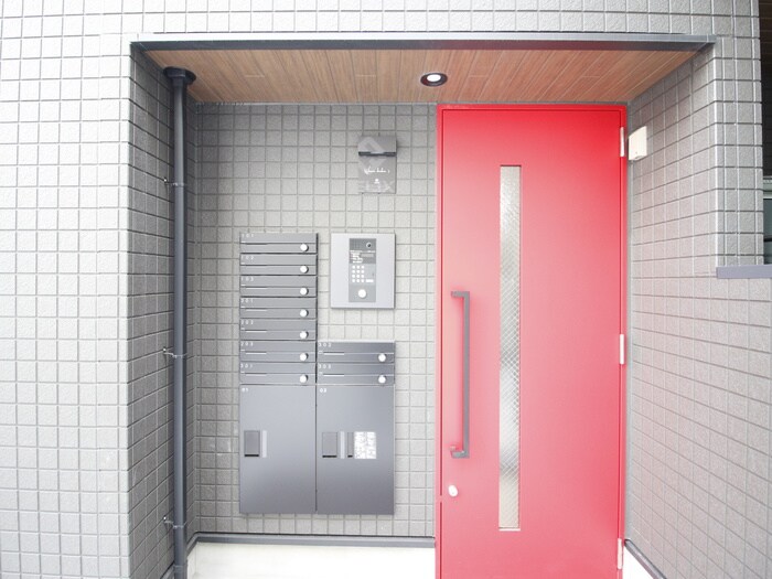 物件外観写真2　(エントランス部分)