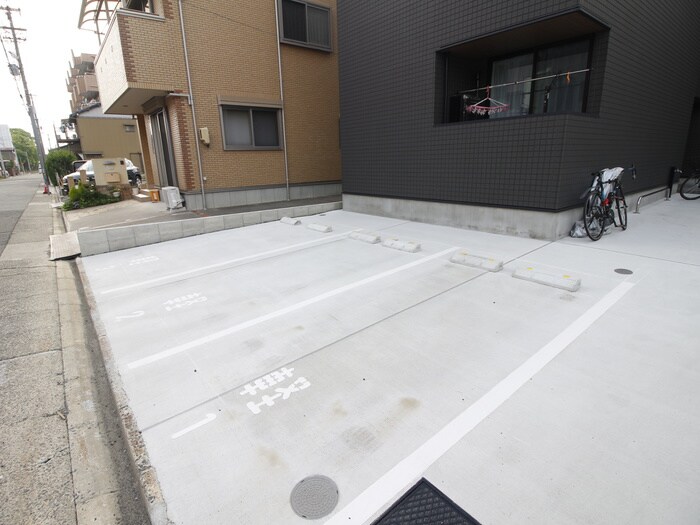 物件外観写真3　(駐車場)