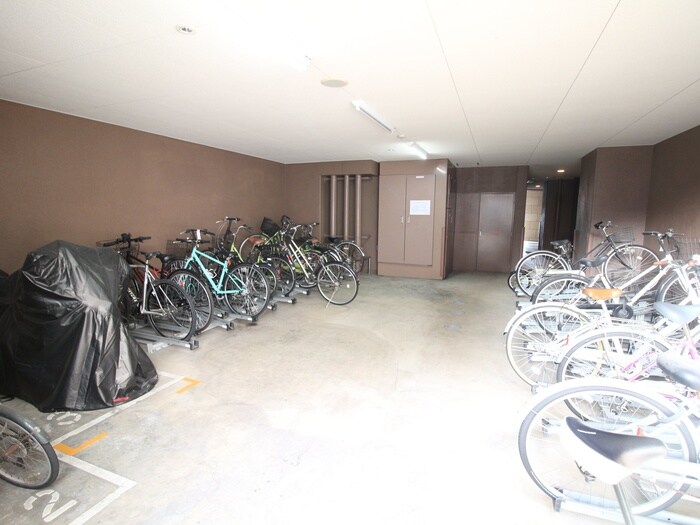 物件外観写真4　(駐輪場)
