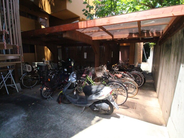 物件外観写真4　(駐輪場)