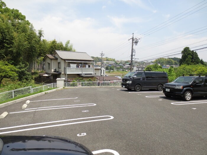 物件外観写真3　(駐車場)