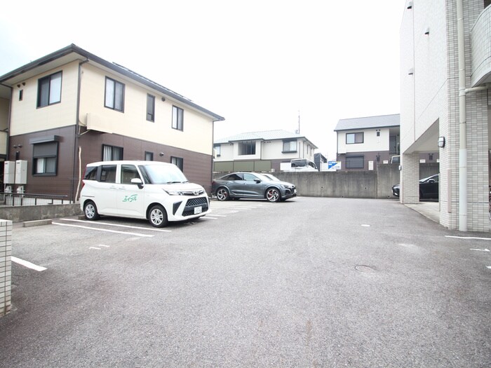 物件外観写真3　(駐車場)