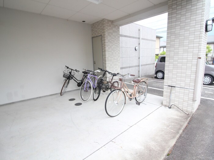 物件外観写真4　(駐輪場)