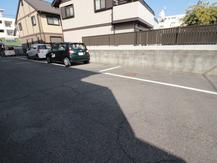物件外観写真5　(駐車場)