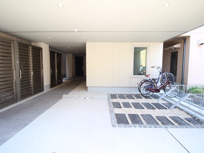 物件外観写真3　(駐車場)