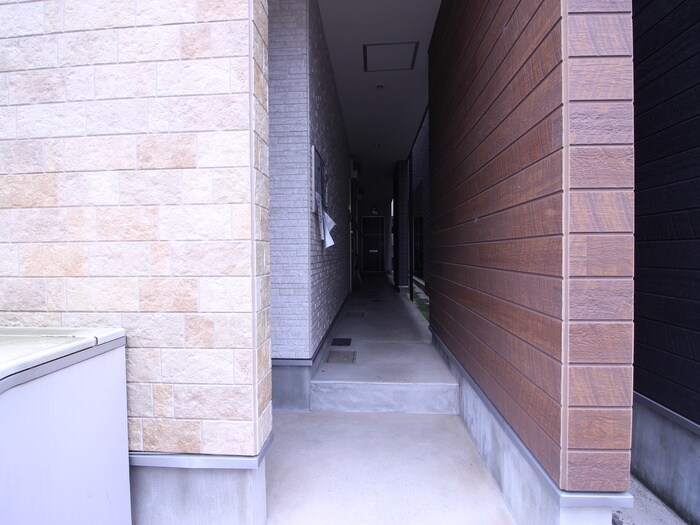 物件外観写真3　(エントランス部分)