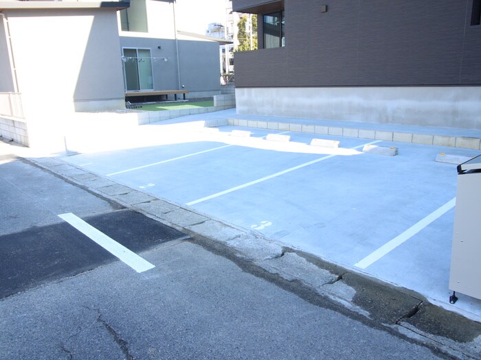 物件外観写真4　(駐車場)