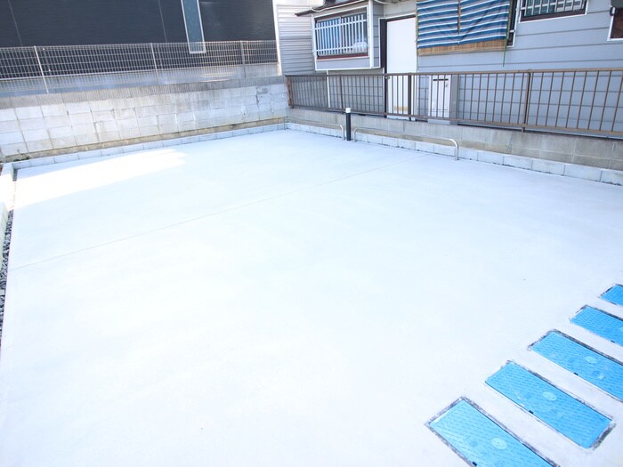 物件外観写真5　(バイク置き場)