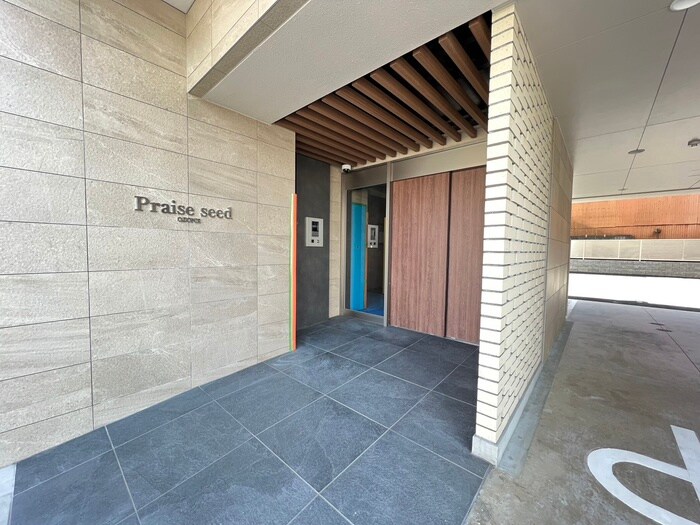 物件外観写真3　(エントランス部分)