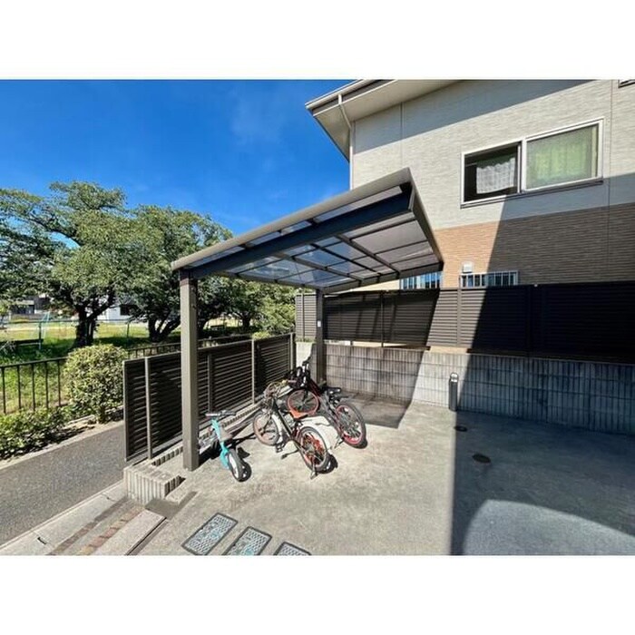 物件外観写真3　(駐輪場)