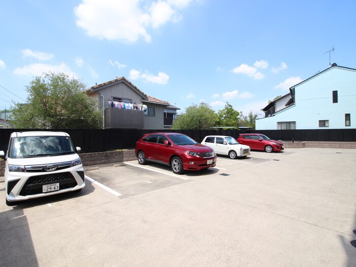 物件外観写真3　(駐車場)