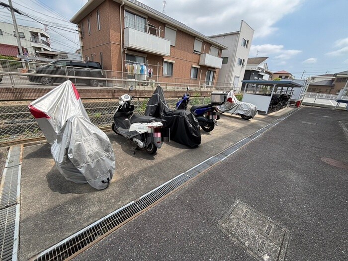物件外観写真6　(バイク置き場)