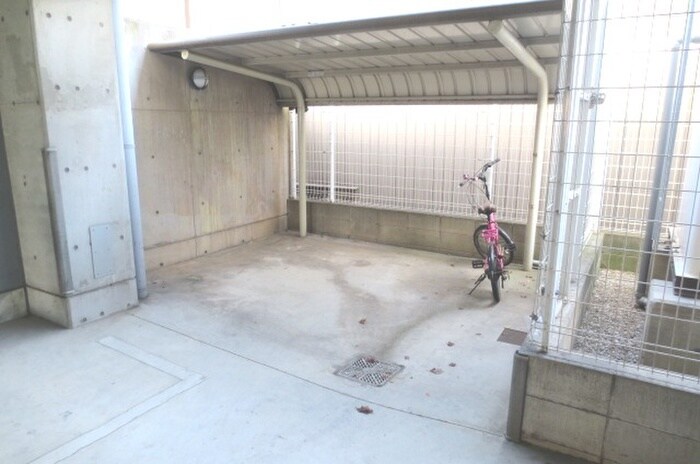 物件外観写真6　(駐輪場)