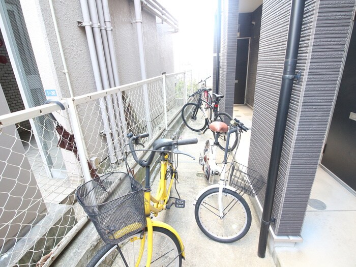 物件外観写真6　(駐輪場)