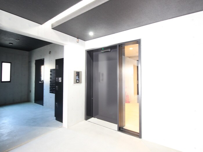 物件外観写真2　(エントランス部分)