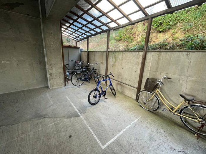 物件外観写真4　(駐輪場)