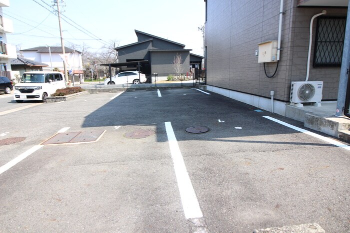 物件外観写真3　(駐車場)