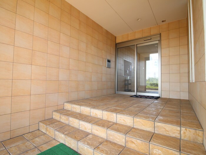 物件外観写真2　(エントランス部分)