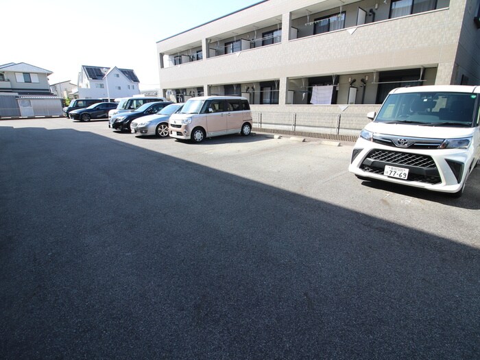 物件外観写真4　(駐車場)