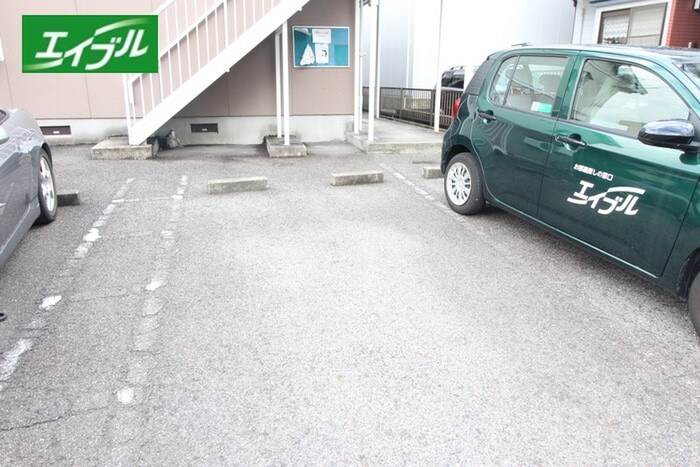 物件外観写真3　(駐車場)
