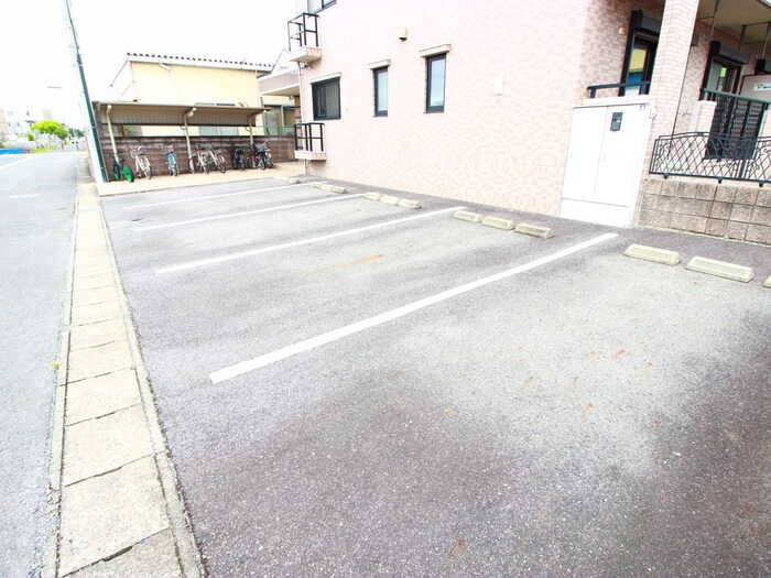 物件外観写真2　(駐車場)