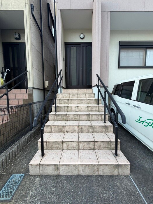 物件外観写真4　(エントランス部分)