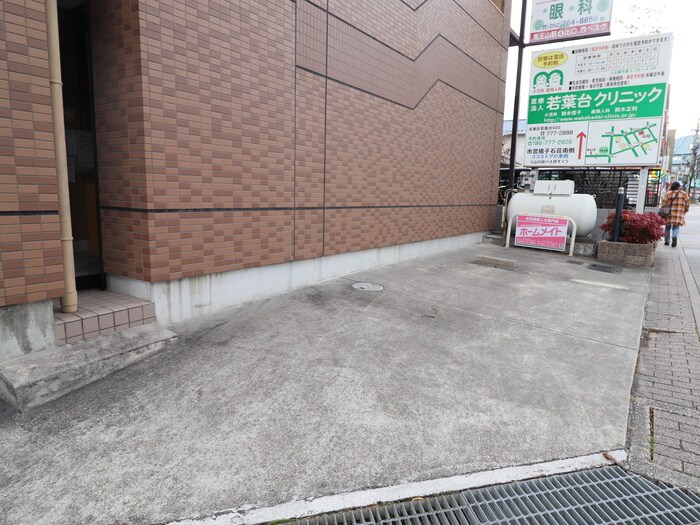 物件外観写真2　(駐車場)