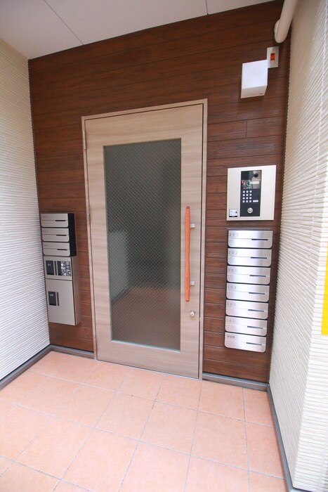 物件外観写真4　(エントランス部分)