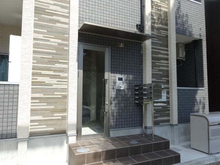 物件外観写真2　(エントランス部分)