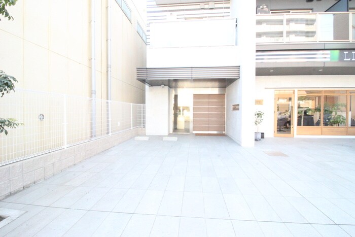 物件外観写真3　(エントランス部分)