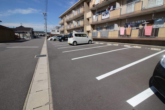 物件外観写真3　(駐車場)
