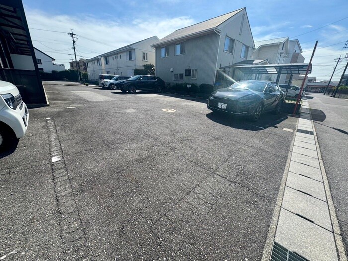 物件外観写真4　(駐車場)