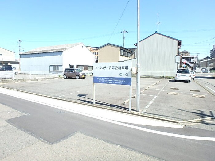 物件外観写真3　(駐車場)