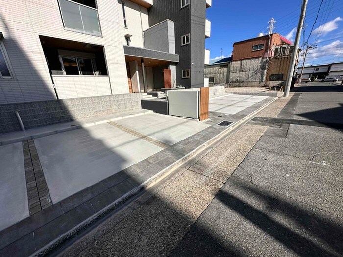 物件外観写真4　(駐車場)