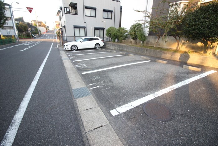 物件外観写真3　(駐車場)