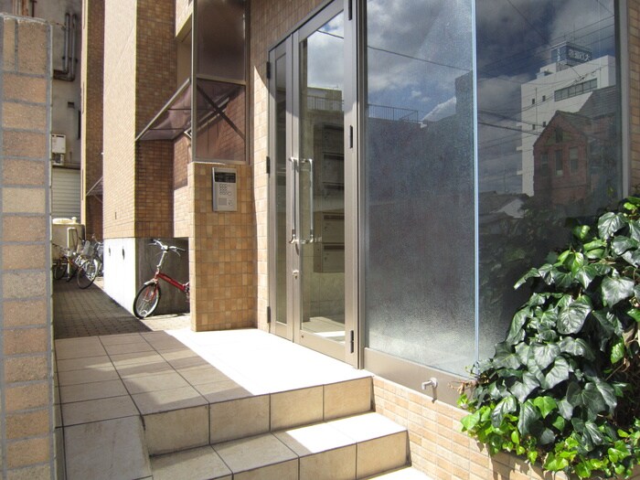 物件外観写真3　(エントランス部分)