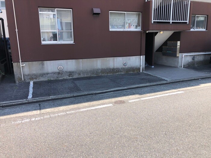 物件外観写真5　(駐車場)