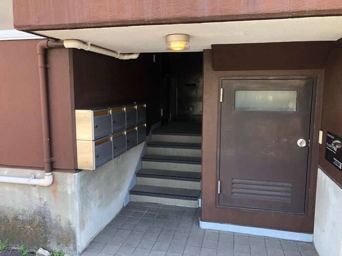 物件外観写真6　(エントランス部分)