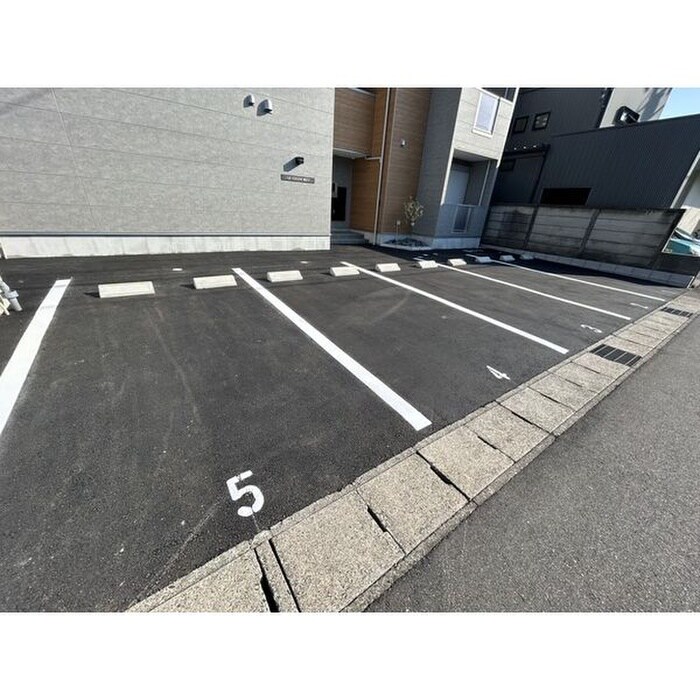 物件外観写真3　(駐車場)
