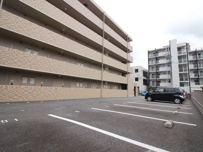 物件外観写真6　(駐車場)