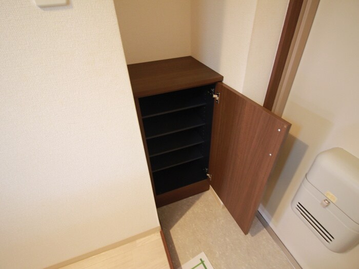 物件内観写真16　(玄関)