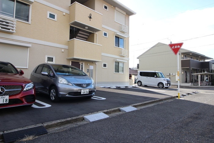 物件外観写真3　(駐車場)