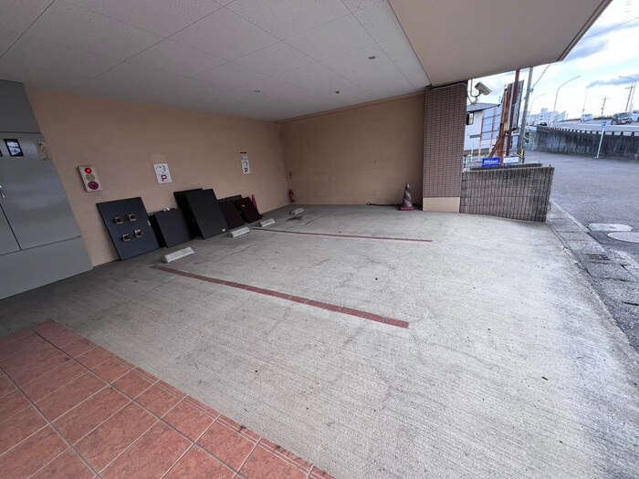 物件外観写真2　(駐車場)